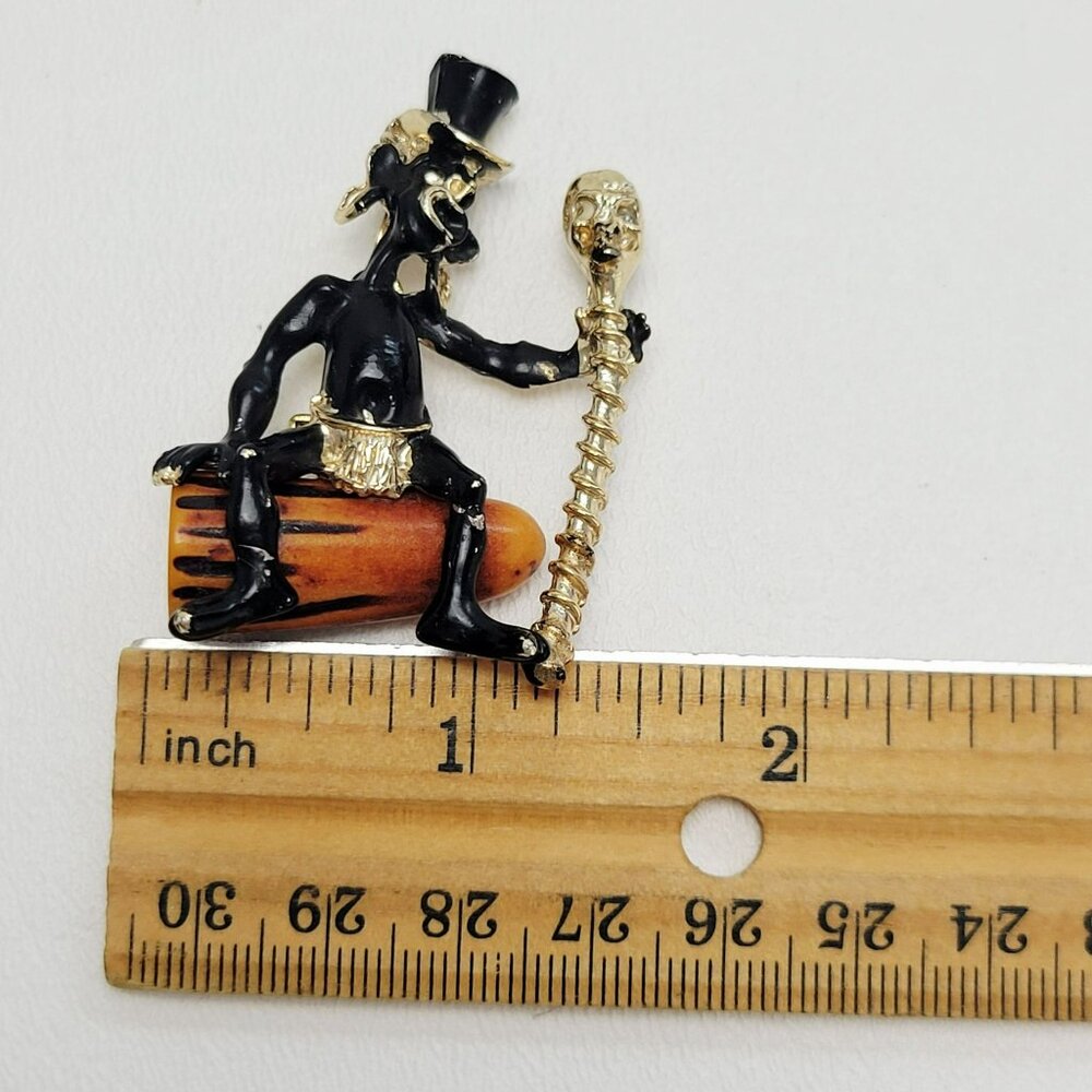 Charles F. Worth Vintage 1950s African Witch Doctor Brooch, Bakelite Drum - Picture 10 of 11
